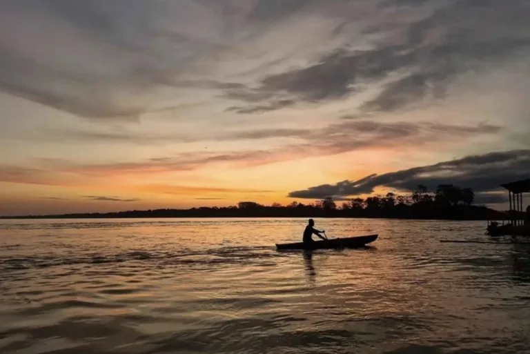 Visit Puerto Narino and Tarapoto Lake​